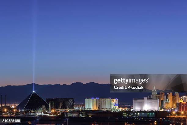 beautiful las vegas after sunset - luxor hotel stock pictures, royalty-free photos & images