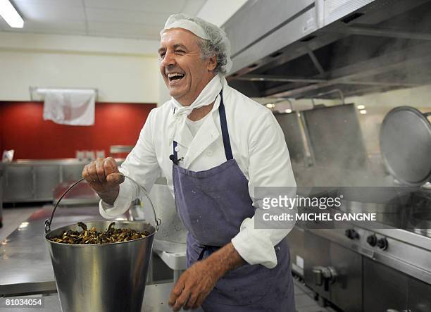 The head chef at L'Emperi de Salon-de-Provence school Dominique Valadier prepares a mushroom risotto on April 21, 2008 in Salon-de-Provence, southern...