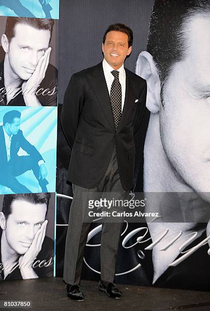 Mexican singer Luis Miguel attends the photocall to promotes his new album "Complices" on May 09, 2008 at the Palace Hotel in Madrid, Spain.