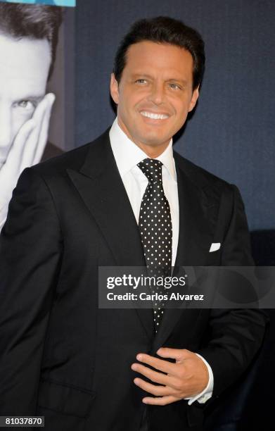 Mexican singer Luis Miguel attends the photocall to promotes his new album "Complices" on May 09, 2008 at the Palace Hotel in Madrid, Spain.