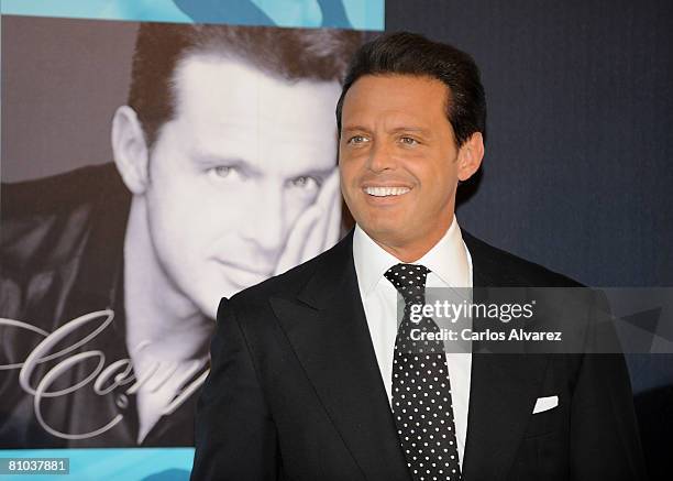 Mexican singer Luis Miguel attends the photocall to promotes his new album "Complices" on May 09, 2008 at the Palace Hotel in Madrid, Spain.