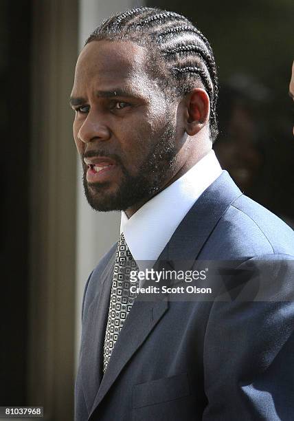 Singer R. Kelly arrives at the Cook County courthouse where jury selection is scheduled to begin for his child pronography trial May 9, 2008 in...