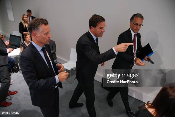 Dutch PM Mark Rutte is seen talking to journalists in an informal press conference during the G20 summit in Hamburg on 7 July, 2017.