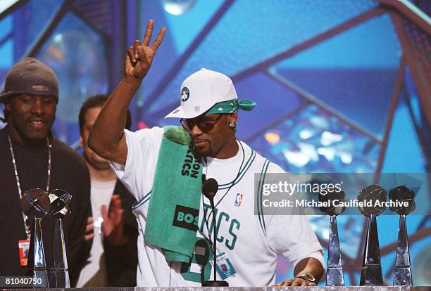 Kelly accepts his award for R&B/Hip Hop Artist of the Year at the 2001 Billboard Awards at the MGM Grand Hotel in Las Vegas.