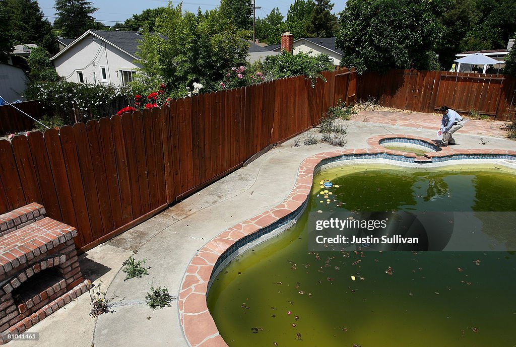 Mosquitoes Infest Dormant Pools Of Foreclosed Homes