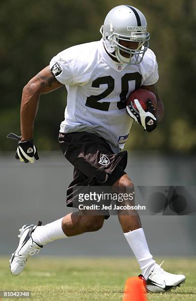 First round pick Darren McFadden of the Oakland Raiders works out at the rookie mini-camp at the Raiders training facility on May 9, 2008 in Alameda,...