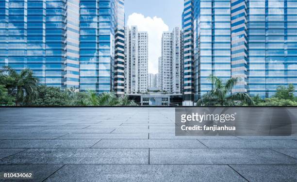 empty square front of modern architectures - vista de frente fotografías e imágenes de stock
