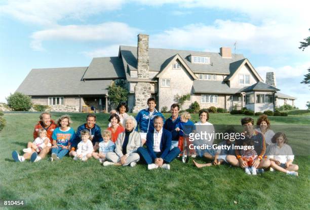 Portrait of the Bush family in front of their Kennebunkport, Maine August 24, 1986. BACK ROW: Margaret holding daughter Marshall, Marvin Bush, Bill...