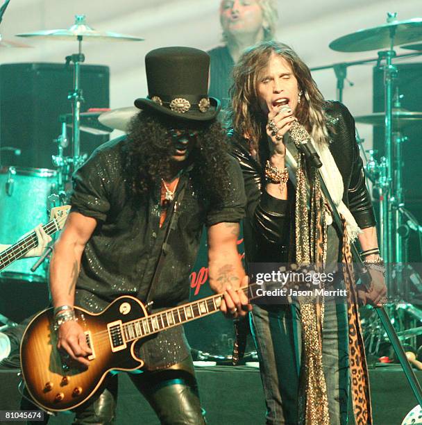 Musician Slash and musician Steven Tyler performs at the 4th Annual MusiCares MAP Fund Benefit Concert at The Music Box on May 9, 2008 in Hollywood,...