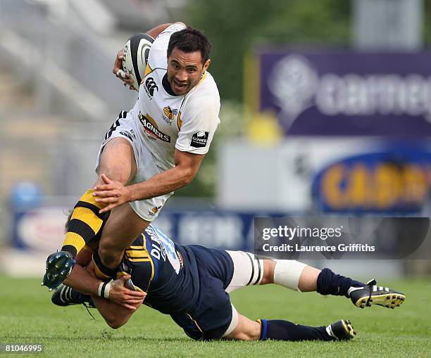 Riki Flutey of Wasps breaks form Alberto Di Bernardo of Leeds during the Guinness Premiership match between Leeds Carnegie and London Wasps at The...