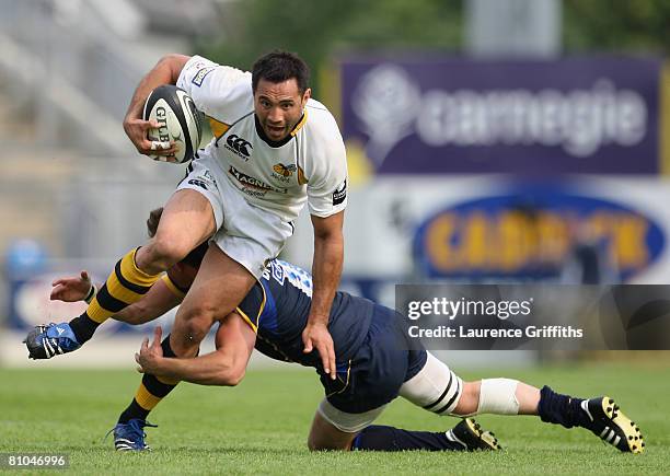 Riki Flutey of Wasps breaks form Alberto Di Bernardo of Leeds during the Guinness Premiership match between Leeds Carnegie and London Wasps at The...