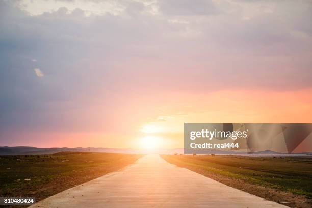 camino de avanzar - horizonte sobre tierra fotografías e imágenes de stock