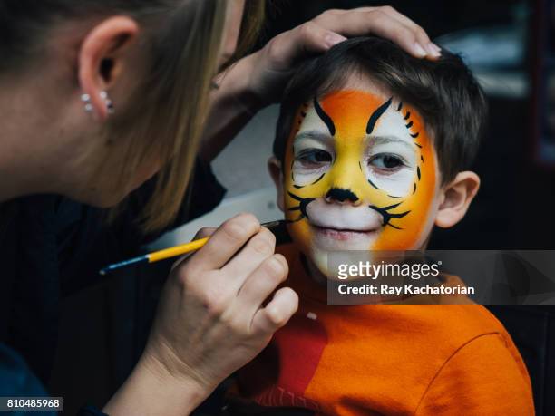 toddler getting face paint - face paint kids fotografías e imágenes de stock