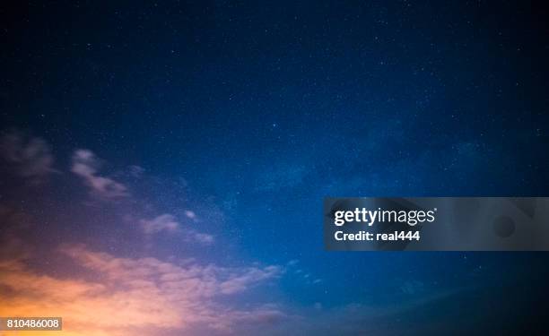 milchstraße in der galaxie - nacht stock-fotos und bilder