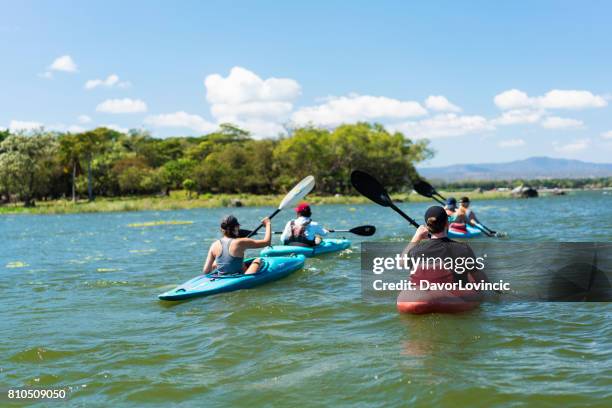 カヤックに乗ってグラナダ、ニカラグアの近く湖ニカラグア小島島グループ - ニカラグア グラナダ ストックフォトと画像