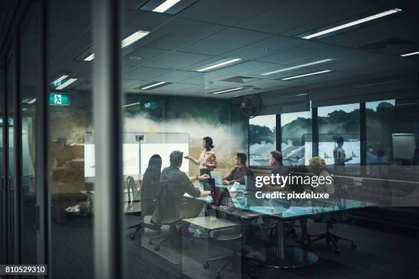 presentando algunas de sus principales ideas al equipo de - estrategia fotografías e imágenes de stock