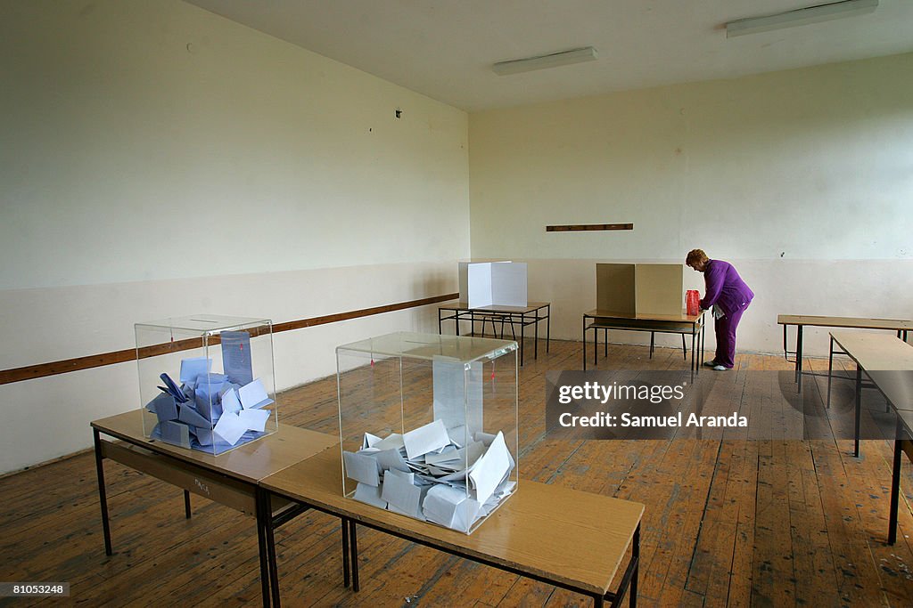 Serbians Prepare To Go To The Polls