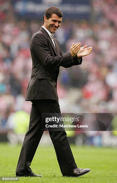 Roy Keane of Sunderland thanks the Sunderland supporters after the Barclays Premier League match between Sunderland and Arsenal at the Stadium of...