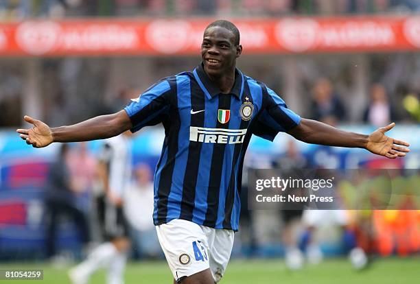 Mario Balotelli of Inter gestures during the Serie A match between Inter and Siena at the Stadio San Siro on May 11, 2008 in Milan, Italy.