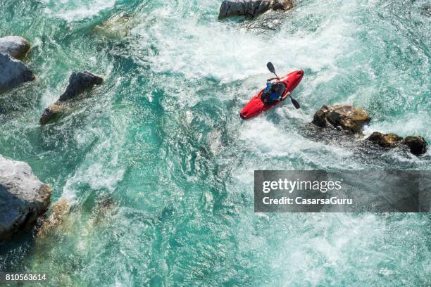 reifer mann kajak auf soca stromschnellen - high angle view - wildwasser fluss stock-fotos und bilder