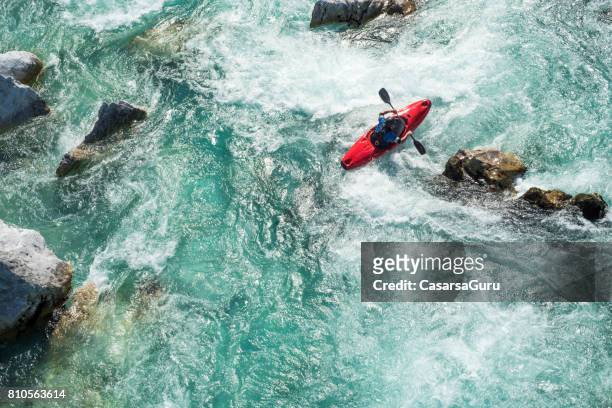 homme mûr, kayak sur la rivière soca rapides - grand angle de vue - courage photos et images de collection