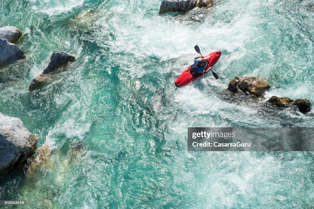 Volwassen Man kajakken op de rivier Soca Rapids - High Angle View