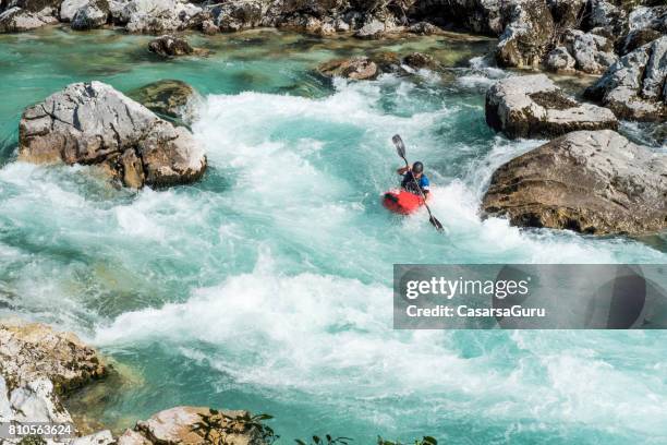 volwassen man kajakken in white water van de rivier soca - stroomversnelling stockfoto's en -beelden