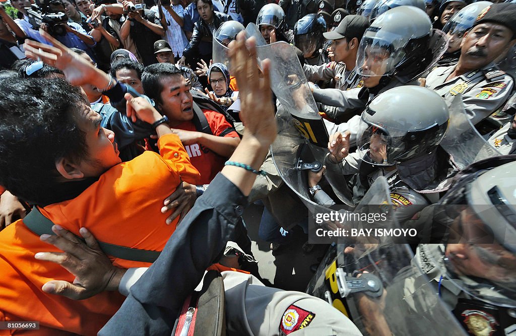 Anti Riot Fair Anti-riot police block students during a protest at the attorney ...