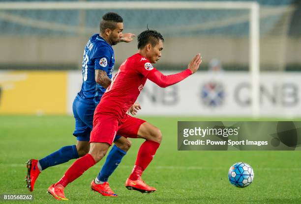 Jiangsu FC forward Alex Teixeira fights for the ball with Becamex Binh Duong defender Truong Huynh Phu during the AFC Champions League 2016 - Group...