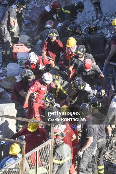 Volunteers in the ruins of the palace of Torre Annunziata, near Naples, southern Italy, suddenly collapsed. At the early lights of the morning, a...