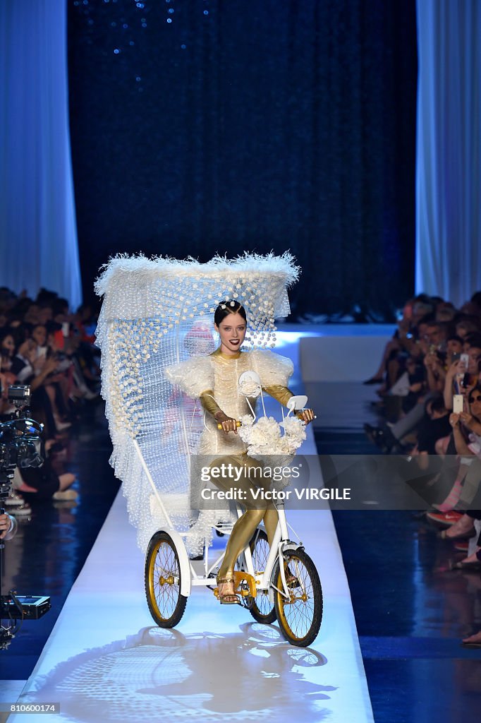 Jean Paul Gaultier : Runway - Paris Fashion Week - Haute Couture Fall/Winter 2017-2018