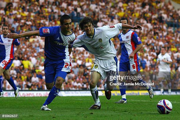 Jonathan Howson of Leeds battles with Grant Smith of Carlisle during the League 1 Playoff Semi Final, 1st Leg match between Leeds United and Carlisle...