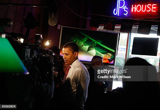 Democratic presidential hopeful Sen. Barack Obama talks to reporters after playing a game of pool during a stop at Schultzie's Bar & Hot Spot May 12,...
