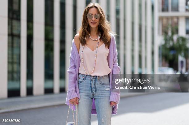 Alexandra Lapp wearing a purple cashmere cardigan by Heartbreaker, a rose tank top in silk from Jadicted, a high waist, non-strech denim, five-pocket...