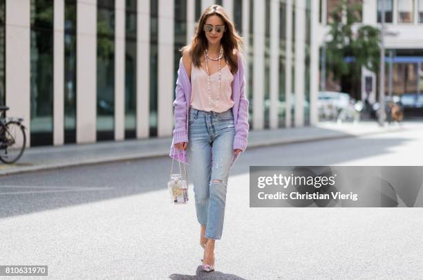 Alexandra Lapp wearing a purple cashmere cardigan by Heartbreaker, a rose tank top in silk from Jadicted, a high waist, non-strech denim, five-pocket...