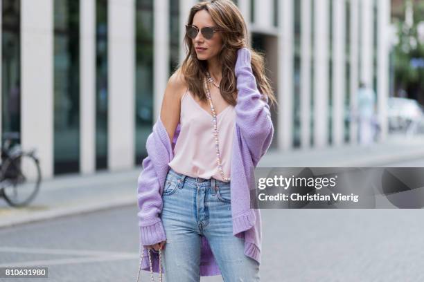 Alexandra Lapp wearing a purple cashmere cardigan by Heartbreaker, a rose tank top in silk from Jadicted, a high waist, non-strech denim, five-pocket...