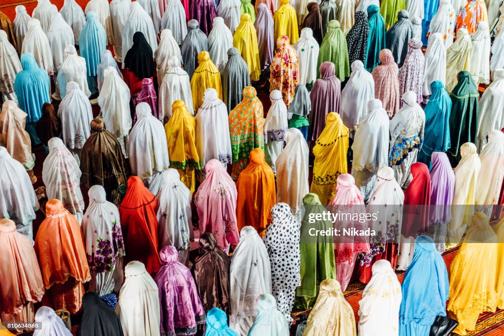 Musulmanes orando en la mezquita Istiqlal de Yakarta, Indonesia