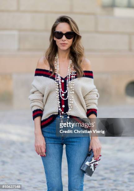 Alexandra Lapp wearing a cashmere cardigan with pearls in beige with a collar in blue and red Levis Wedgie Icon Fit jeans in slim fit and dark blue,...