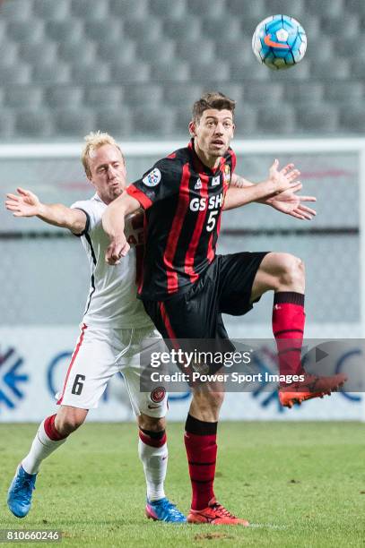 Seoul Midfielder Osmar Barba Ibanez fights for the ball with Sydney Wanderers Midfielder Mitch Nichols during the AFC Champions League 2017 Group F...