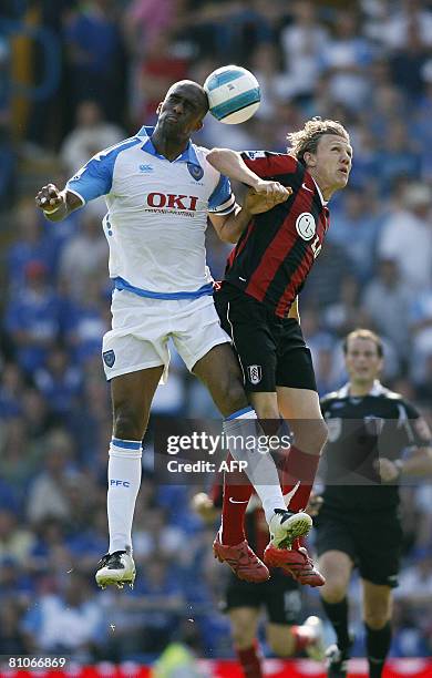 Fulham's English Midfielder Jimmy Bullard vies with Portsmouth's French Defender Sylvain Distin during their Premier League match against Portsmouth...