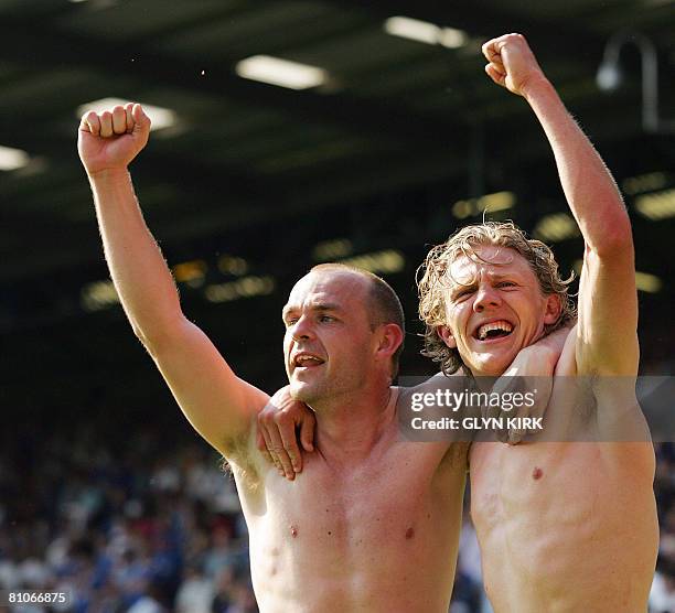 Fulham's English Midfielder Jimmy Bullard celebrates with teammate Danny Murphy after their Premier League match against Portsmouth at Fratton Park,...