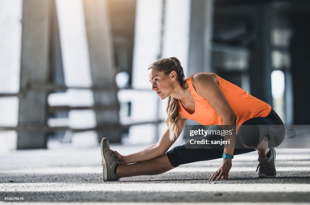 Atleta mujer estiramiento al aire libre