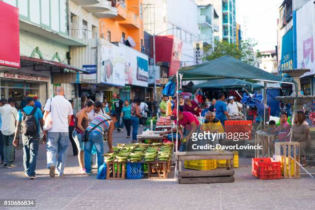 open straatmarkt aan rand van casco viejo een oud gedeelte van panama city. - panama city panama stockfoto's en -beelden