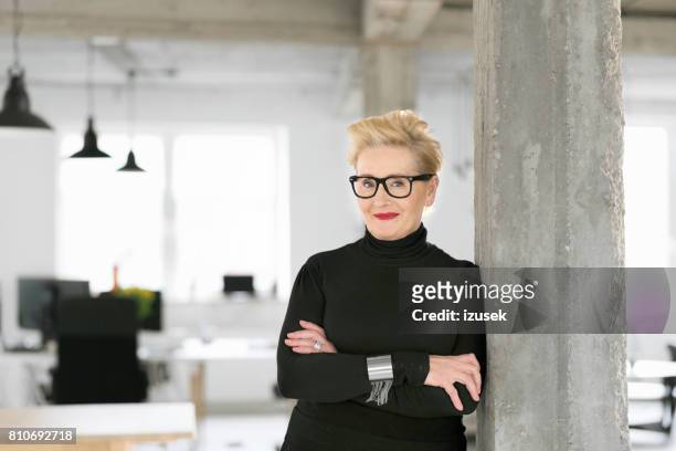 portrait de l’élégante femme d’affaires senior dans le studio modern - féminin modèle photos et images de collection