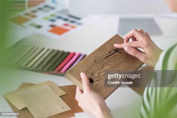 inredningsarkitekt på jobbet, håller trä prov i händer - färgkarta bildbanksfoton och bilder
