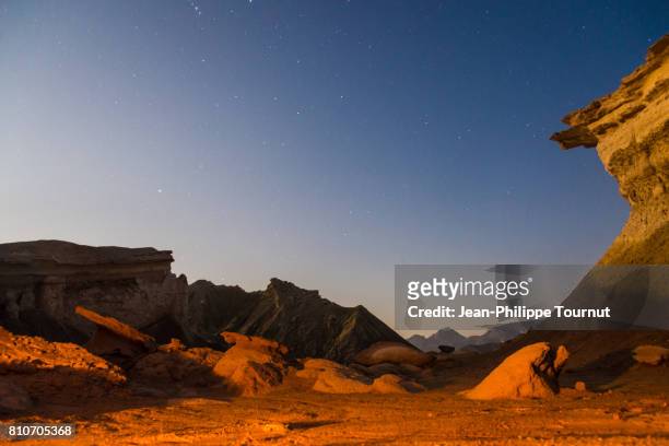 arid landscape in qeshm island at night, persian gulf, hormozgan province, southern iran - golfo pérsico - fotografias e filmes do acervo
