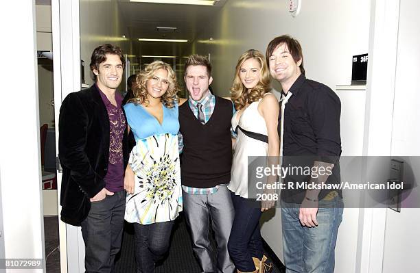 American Idol Contestants Luke Menard, Kady Malloy, Kristy Lee Cook, and David Cook pose for a photo with former Idol contestant Blake lewis behind...