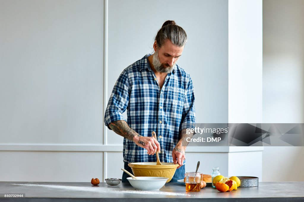 Reifer Mann Kuchen zu Hause vorbereiten
