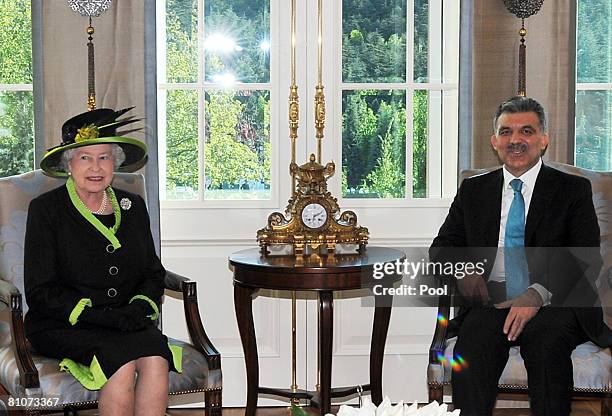 Britain's Queen Elizabeth II and Turkey's President Abdullah Gul pose before their meeting at the presidential office on May 13, 2008 in Ankara,...