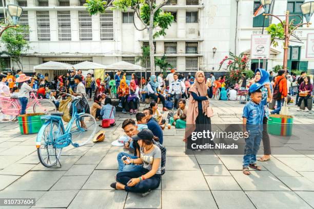 bulliciosa plaza de fatahilah en yakarta, indonesia - yakarta fotografías e imágenes de stock